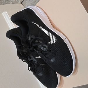 Nike Womens - Size 9.5-Experience Run 11